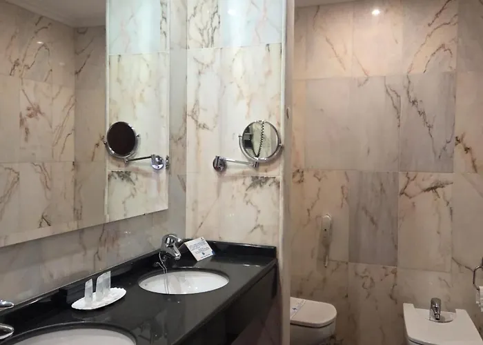 Hotel Leonor Mirón 4*